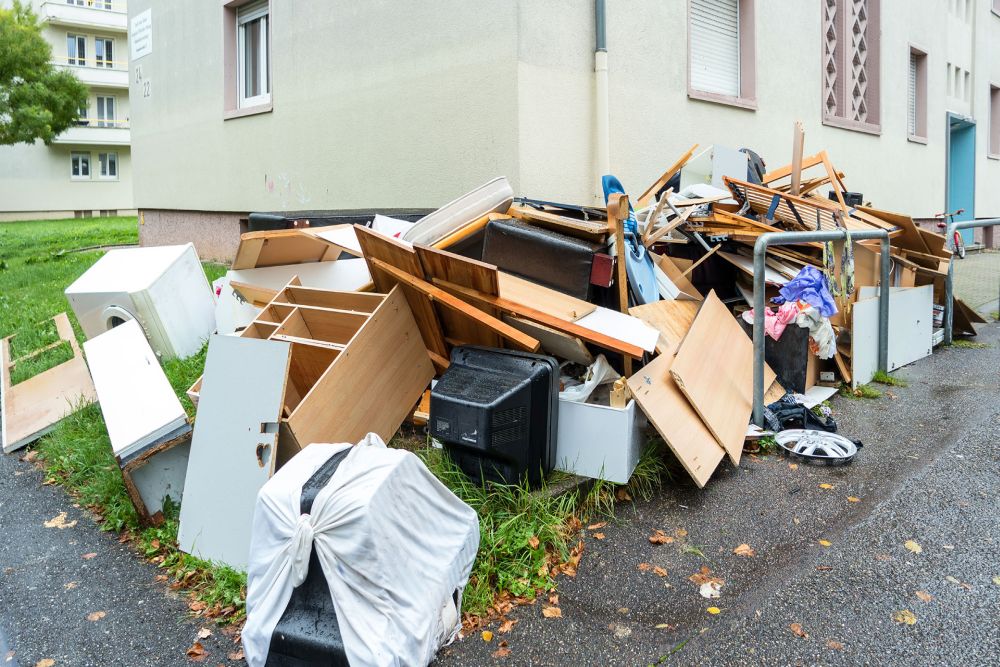 Umzüge & Entrümpelungen von Keller oder Dachboden. Wir entsorgen Ihren Unrat.